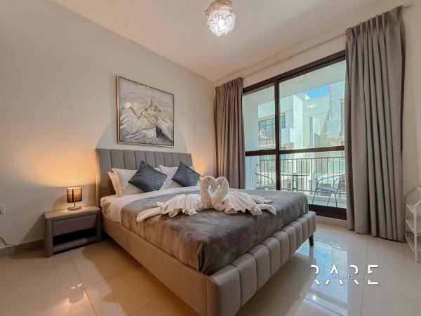 På billedet ses objektet Rare Holiday Homes - Jumeirah Village Circle - La Riviera Estates B - R106 beliggende i byen Dubai.