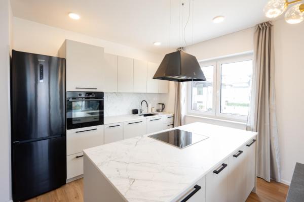 A la foto es mostra l'objecte Modern Home Suites situat a la ciutat de Dob.