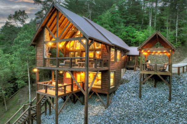 A la foto es mostra l'objecte Your Happy Place - Rustic lodge vibes meet luxurious modern amenities situat a la ciutat de Mineral Bluff.