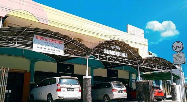 写真にはTelaga市にあるSumber Ria Hotelが写っています。