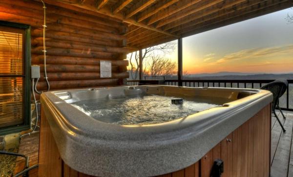 A la foto es mostra l'objecte Bear Necessities Forget about your worries and cozy up around the firepit with friends situat a la ciutat de Morganton.
