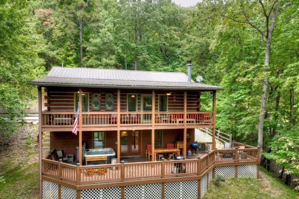 A la foto es mostra l'objecte Mama Bears Hideaway Mountain views hot tub pet-friendly situat a la ciutat de Morganton.