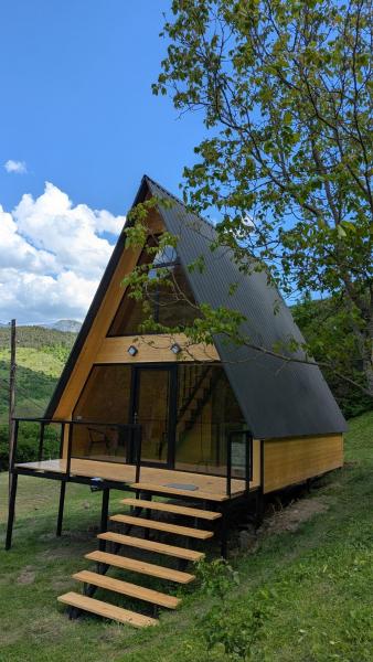 A la foto es mostra l'objecte Forest house - ტყის სახლი situat a la ciutat de Atsquri.