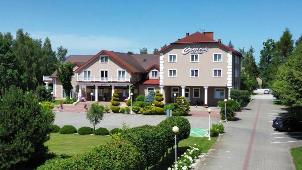 Auf dem Foto ist das Objekt Hotel Chabrowy Dworek in der Stadt Teresin zu sehen.