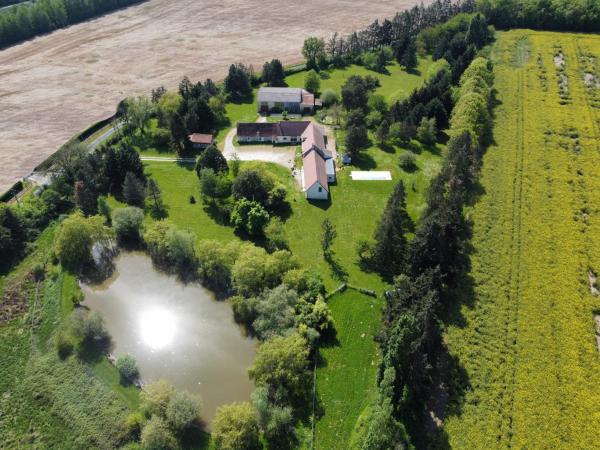 På billedet ses objektet Cottages PRL Domaine de Saint Marc beliggende i byen Préaux.