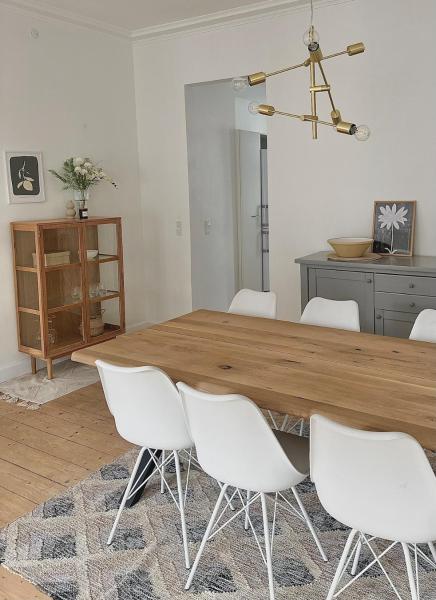 På billedet ses objektet City center apartment with balcony and private parking beliggende i byen Aalborg.