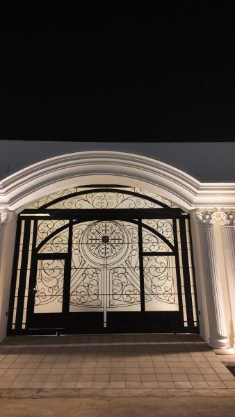 写真にはジッダ市にあるفرساي VERSAiLLESが写っています。