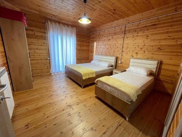 På bildet vises objektet Mirjana Guesthouse som ligger i byen Fushe-Arrez.
