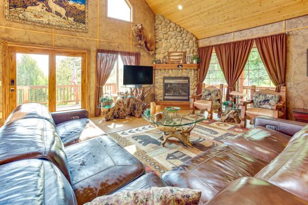 The photo shows the Fish Haven Cabin with Game Room, Views and Deck! located in the city of Glendale.