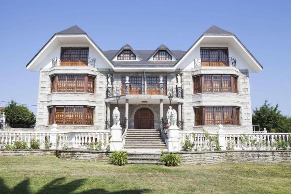 A la foto es mostra l'objecte Hotel Antoyana situat a la ciutat de Igollo.