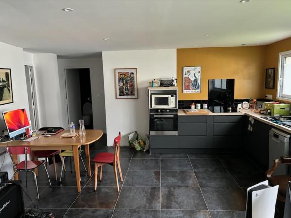 På billedet ses objektet petite maison indépendante idéale pour couple beliggende i byen Kerviniou.