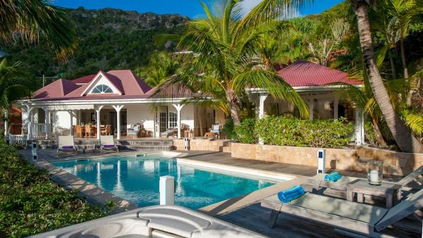 Oceanfront Caribbean Oasis with Romantic Charm