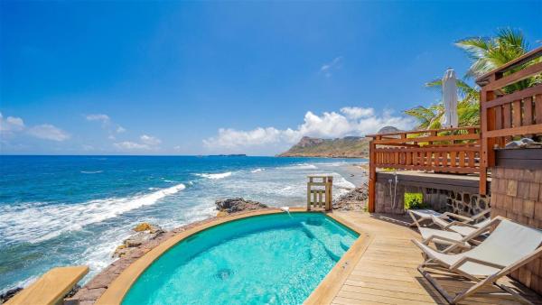 Oceanfront Serenity with Jacuzzi and Heated Swimming Pool, Toiny