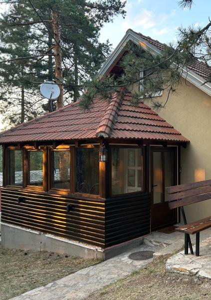 A la foto es mostra l'objecte Vikendica Nadja situat a la ciutat de Divčibare.