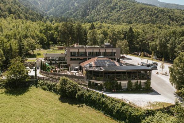 Na zdjęciu widoczny jest obiekt Ramilia Family Apartments Restaurant & Pizzeria położony w mieście Naturns.