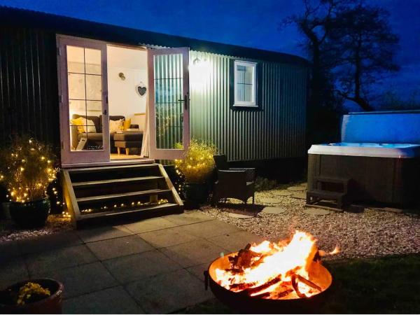 A la foto es mostra l'objecte Romantic Shepherds Hut with Hot Tub, Rural Cheshire situat a la ciutat de Baddiley.