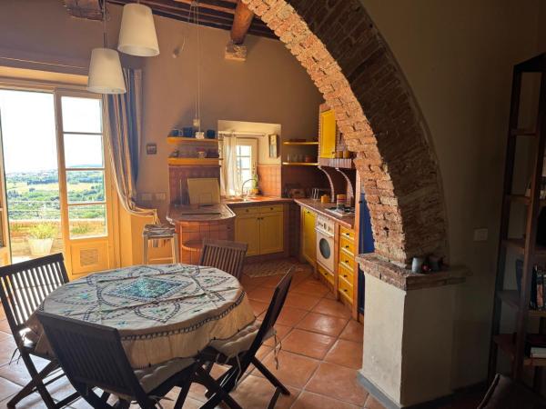 På billedet ses objektet Casa Patrizia nel castello beliggende i byen Rosignano Marittimo.