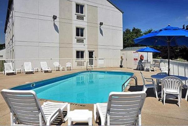 Na fotografii je vidět objekt Motel 6-Milan, OH - Sandusky nacházející se ve městě Monroeville.