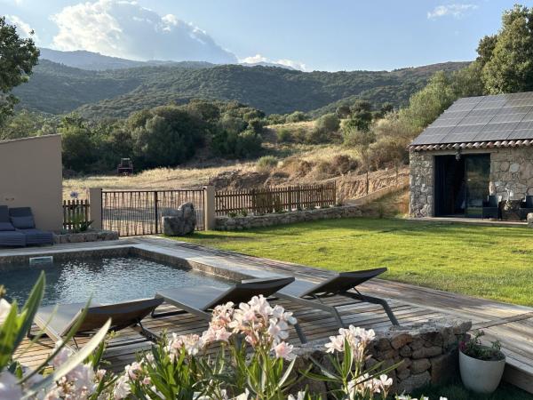 A la foto es mostra l'objecte Villa in nature & heated pool - Figari situat a la ciutat de Figari.