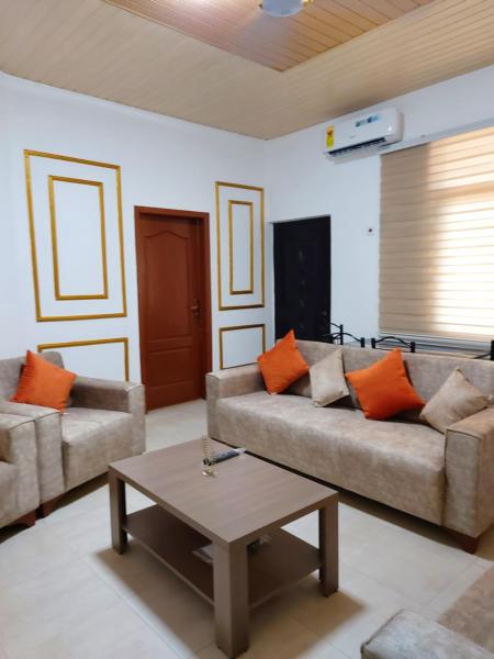 A la foto es mostra l'objecte Saceaas homes situat a la ciutat de Accra.