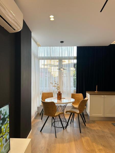 Maison Komuna, Tirana