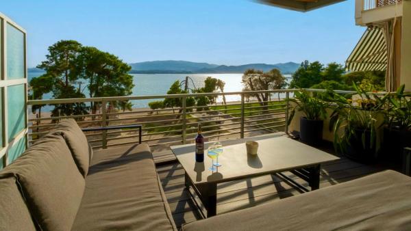 A la foto es mostra l'objecte Luxury Sea View 2BR Apt - Balcony & Free Parking situat a la ciutat de Volos.