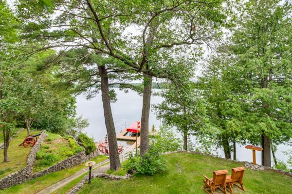 På bilden syns objektet Dock, Deck and Fire Pit Lakefront Home in Walker! som ligger i staden Walker.