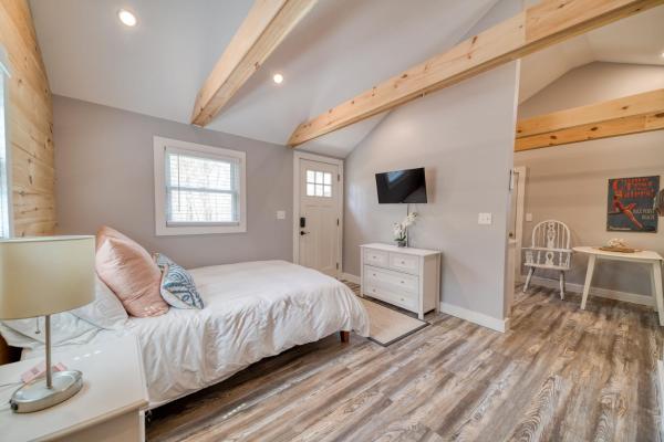 Фотография 7: Studio with Deck by Leavetown Vacations
