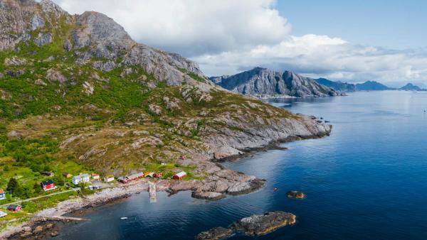 A la foto es mostra l'objecte Fiskeværet Nesland situat a la ciutat de Kvalvik.
