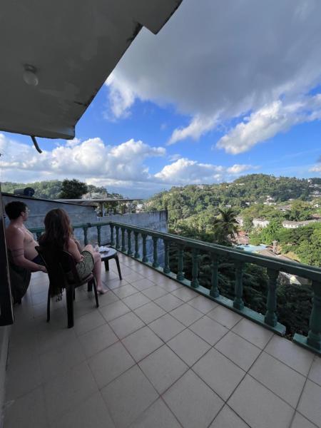 A la foto es mostra l'objecte Sunbloom Hostel situat a la ciutat de Kandy.