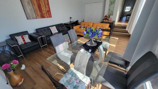 写真にはカルガリー市にある3 Bedroom House Near Airport and Downtownが写っています。
