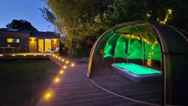 A la foto es mostra l'objecte Tiny house Dôme jacuzzi privatif situat a la ciutat de Lanleff.