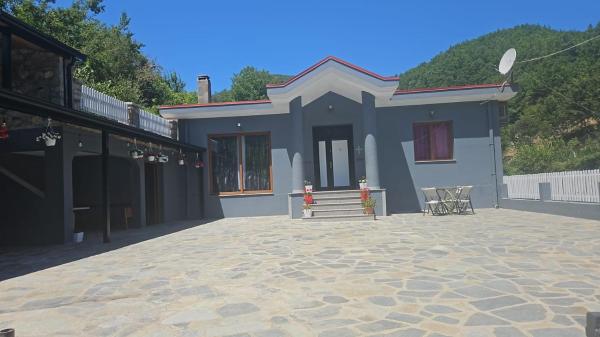 På billedet ses objektet Guesthouse Te Lala beliggende i byen Ferr-Shkopet.