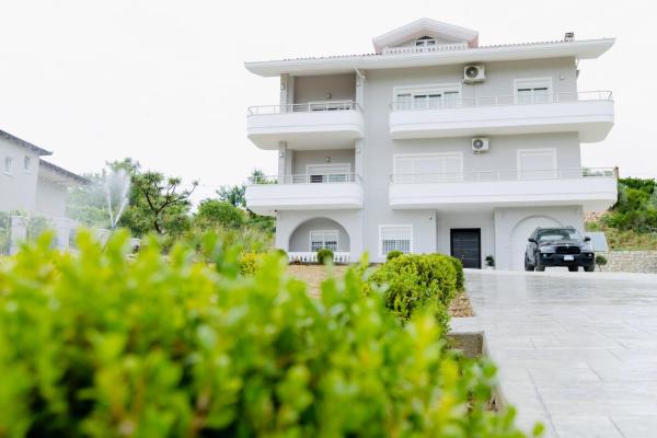 A la foto es mostra l'objecte Lalzit Hills Apartments situat a la ciutat de Kuratën.