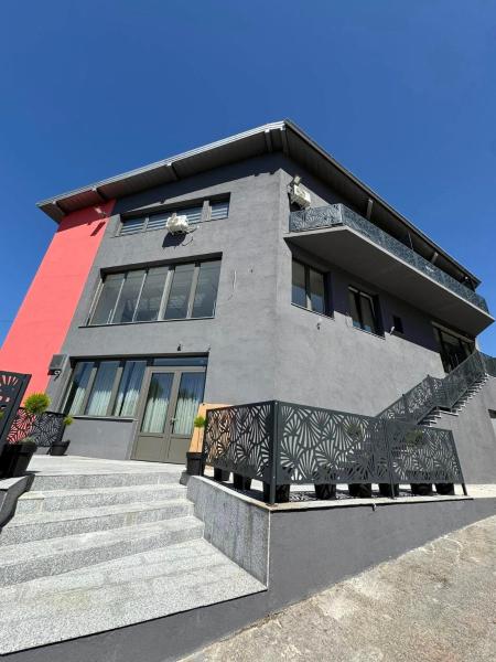 The photo shows the Apartmani PROM-AR located in the city of Rankovići.