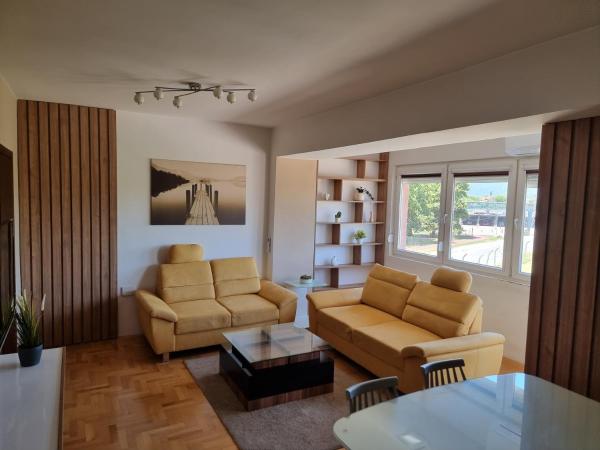 写真にはストルミツァ市にあるLuxury Apartmentが写っています。