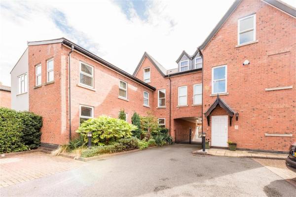 Spacious 3 bed Apt with parking near Harborne High Street, Birmingham