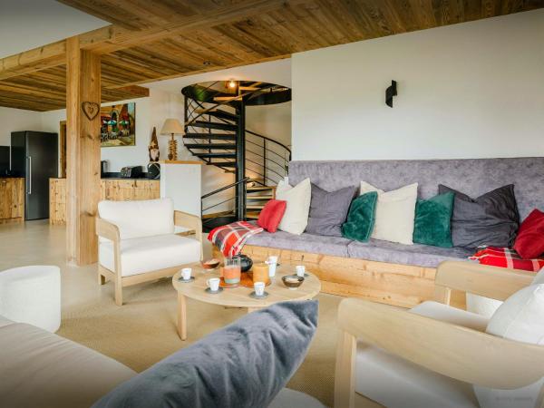 Na zdjęciu widoczny jest obiekt Chalet Paralpin - OVO Network położony w mieście Manigod.