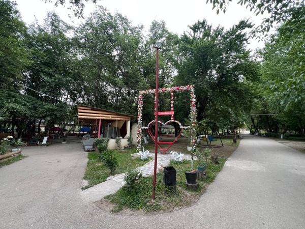 Na zdjęciu widoczny jest obiekt Qirmizi Qerenfil położony w mieście Alekseyevka.