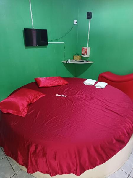 写真にはクラト市にあるCapri Motelが写っています。