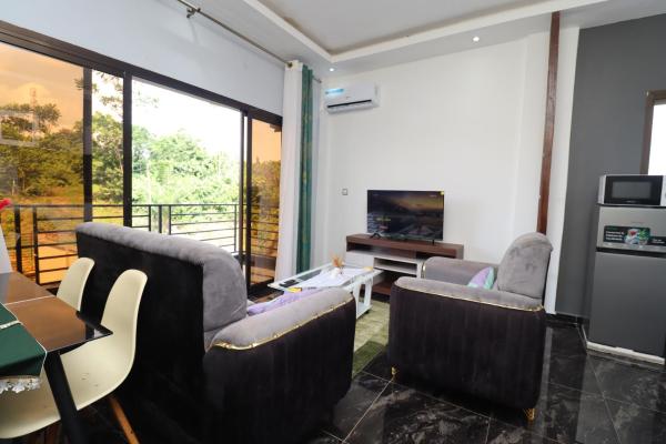 Nella foto è visibile l'oggetto AfriqPnB RF2 Studio Emombo avec Piscine situato nella città di Bébamboué.