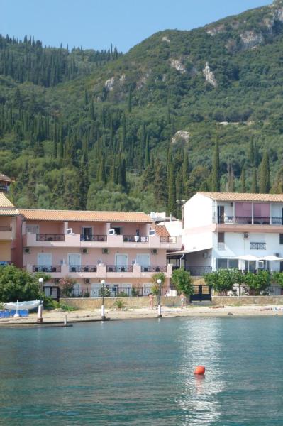 På billedet ses objektet Galini Sea Apartments beliggende i byen Mpenitses.