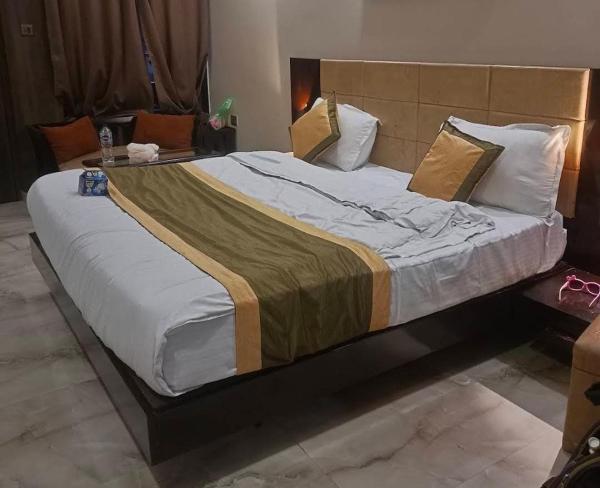 A la foto es mostra l'objecte Neem guest house situat a la ciutat de Badrīnāth.