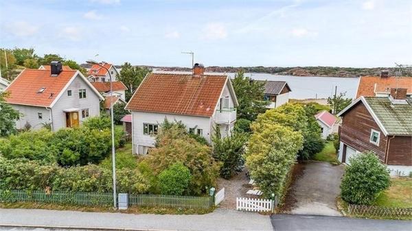Na foto é possível ver o objeto Family-Friendly House with Garden & Terrace by the Sea localizado na cidade de Gerlesborg.