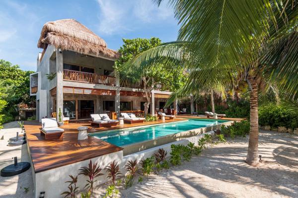 Na zdjęciu widoczny jest obiekt Beachfront Tankah 3 villa for 18 guests! położony w mieście Tulum.