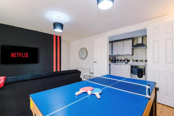 Comfy 2 Bedroom Apartment in Central Manchester, Pool Table and PS4, Manchester
