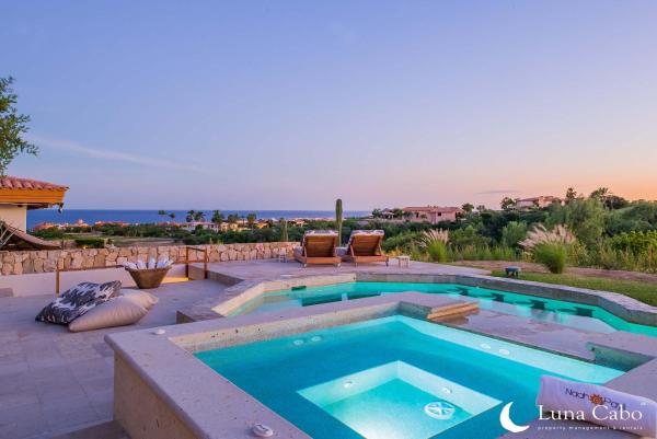 The photo shows the Sea of Cortes Views Fire Pit Outdoor Living located in the city of El Tule.