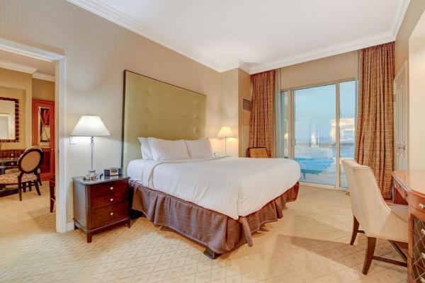 Nocturne Suite at MGM Signature Tower 1 with Balcony 5 MIN WALK FROM F1 GRANDSTAND, Las Vegas