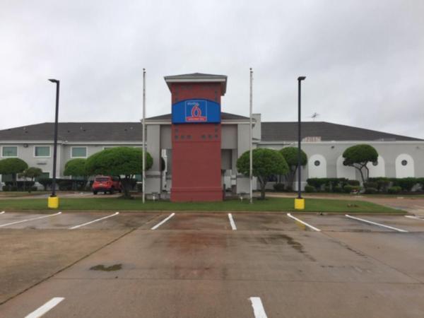 The photo shows the Studio 6 Burleson located in the city of Burleson.
