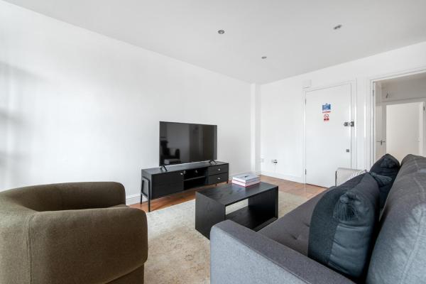2 Bedrooms Flat In Hyde Park - Harrow